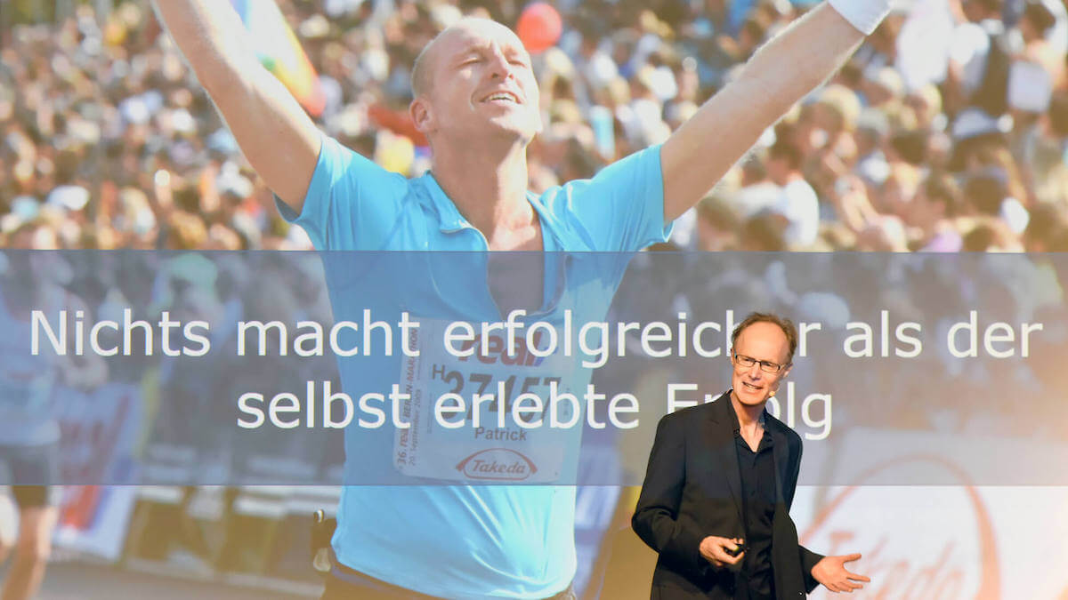"Nichts macht erfolgreicher als der selbst erlebte Erfolg" steht in großen Buchstaben auf der Leinwand geschrieben, davor Speaker und Lauftrainer Andreas Butz. Motivationsvorträge zum Thema Laufen sind seine Spezialität. So bringt er Menschen zum Laufen.